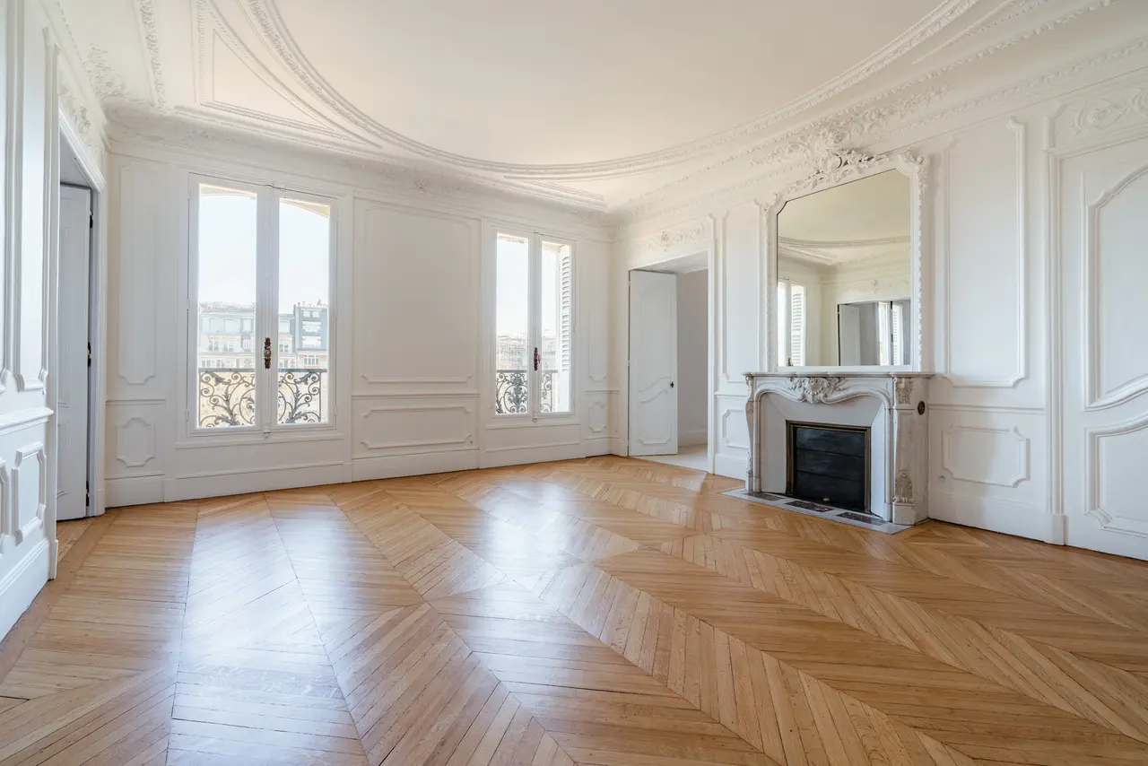 Salon haussmannien du quai des Grands-Augustins : parquet point de Hongrie restauré, cheminée de marbre, moulures.